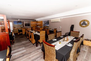 Täysi aamiainen arkipäivisin (170 ZAR per henkilö)