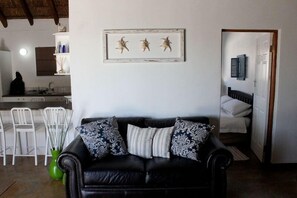 Chalet (Krefie) | Living area | 106-cm flat-screen TV with satellite channels, LED TV - Voetbaai Chalets (Port Nolloth)