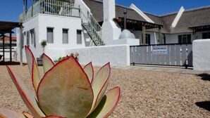 Unclassified image, 3 of 48, button - Voetbaai Chalets (Port Nolloth)