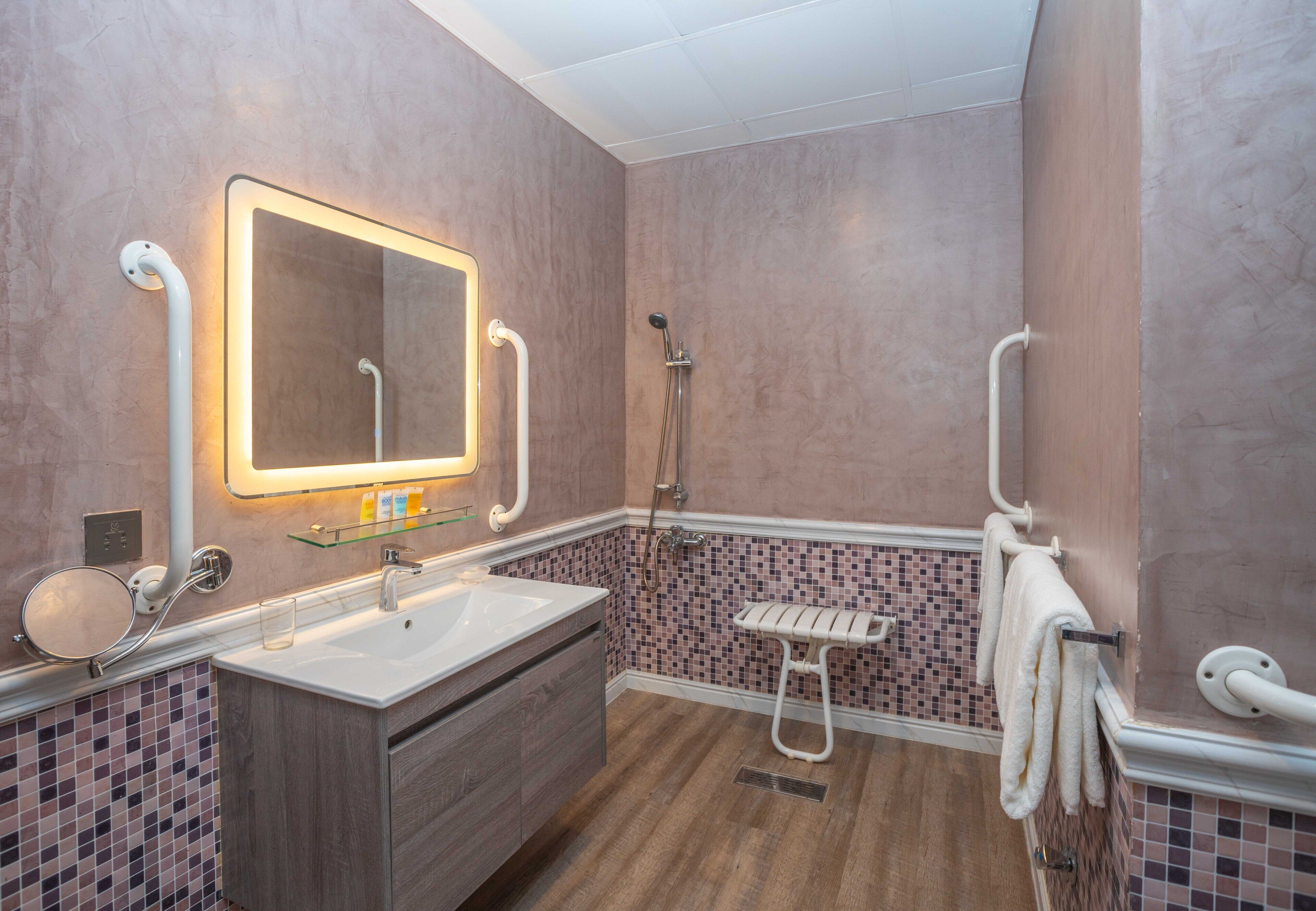 Habitaci ón Deluxe | Baño | Artículos de higiene personal gratuitos, toallas, jabón y champú