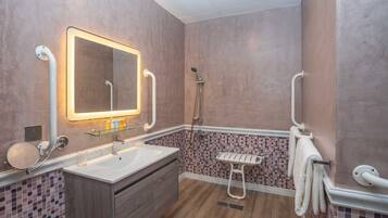 Habitación Deluxe | Baño | Amenidades de baño gratuitas, toallas, jabón, shampoo