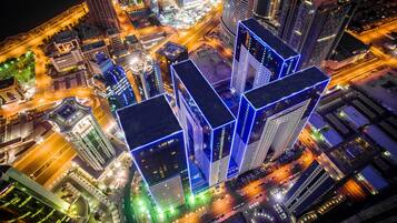 Vista frontal de la propiedad por la tarde o noche