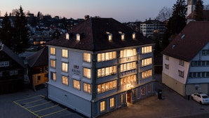 A multi-story building with the name "KRONE" on the facade, featuring multiple windows and a corner entrance. - Hotel Krone Speicher (Speicher)