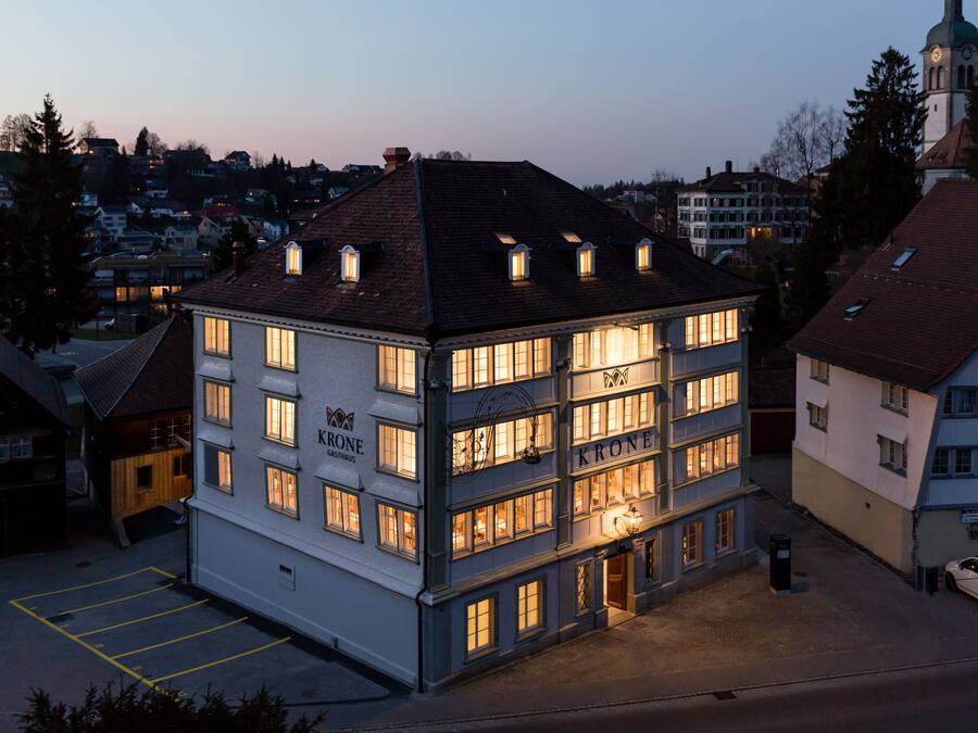 Bagian depan properti - sore/malam