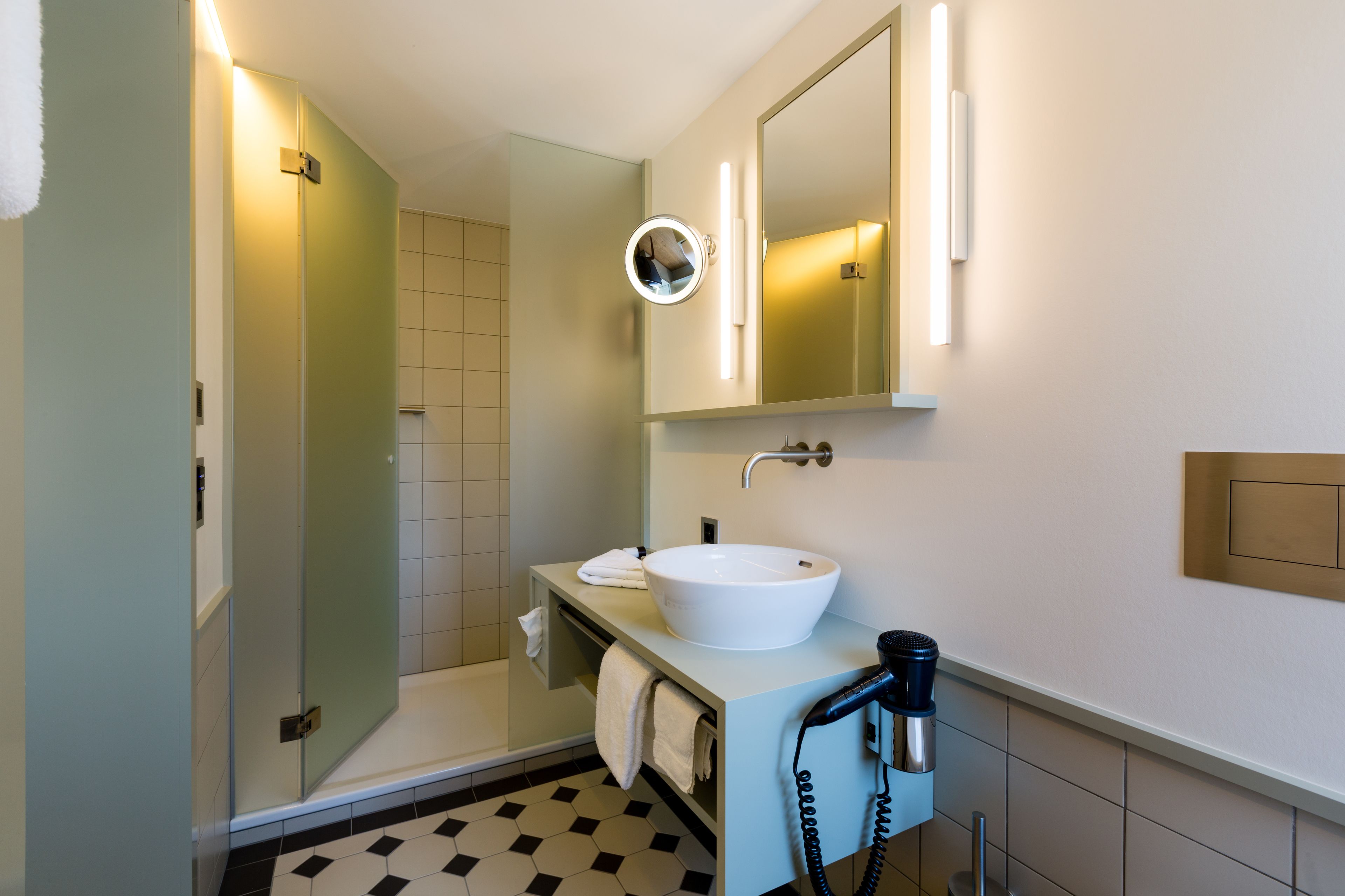 single room, 1 bedroom, non smoking | in-room safe, desk, soundproofing, iron/ironing board