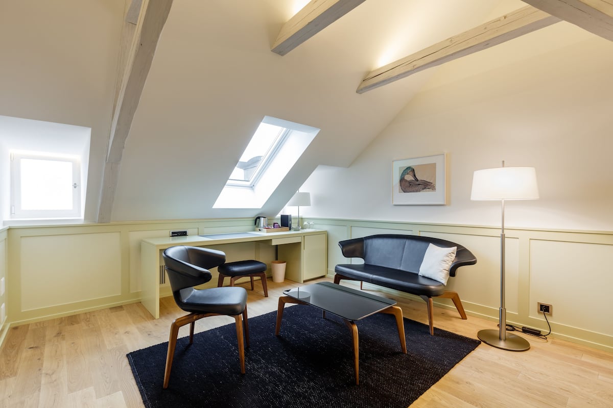 Suite, 1 slaapkamer | Woonruimte | Een flatscreentelevisie