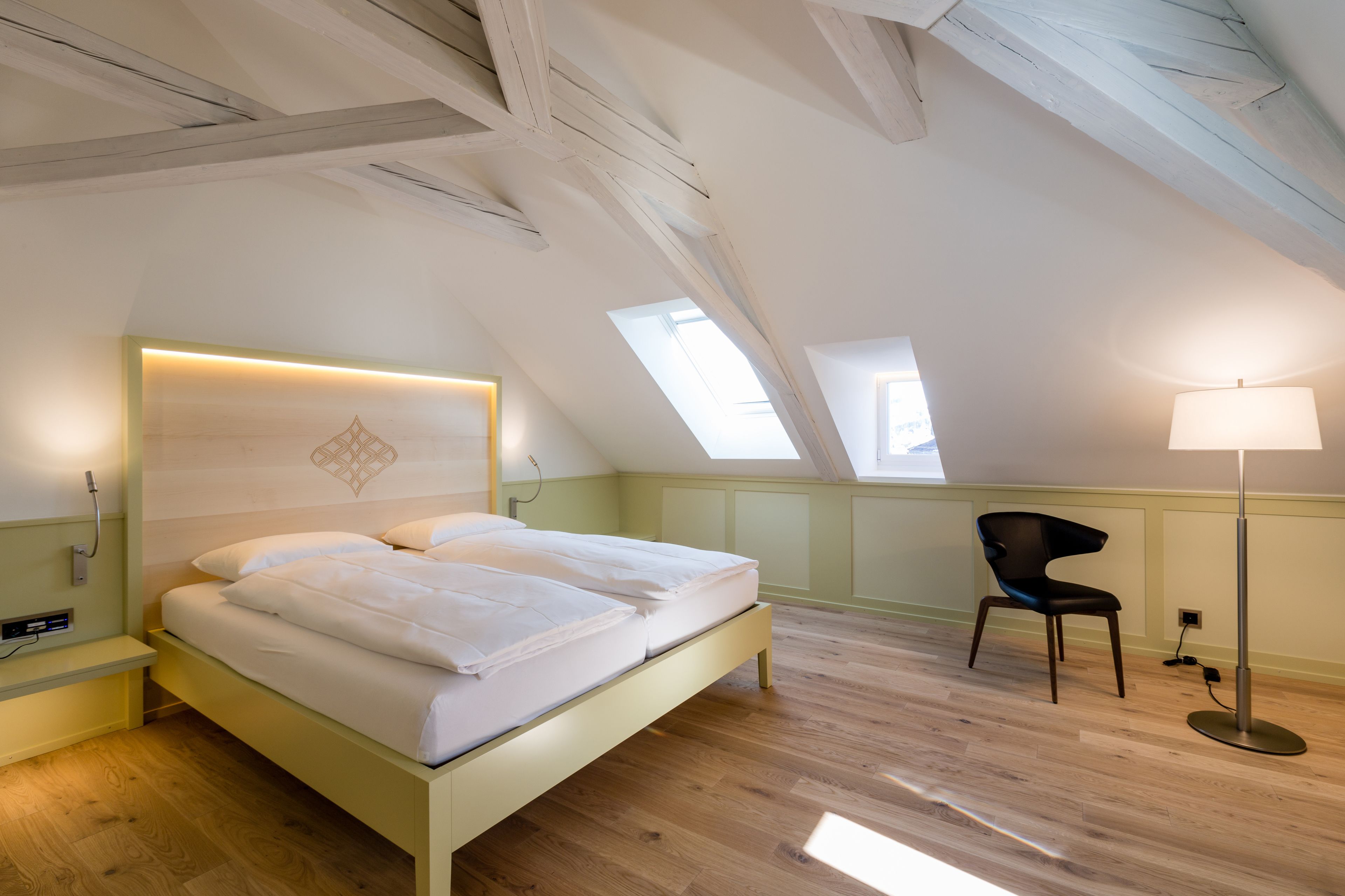 deluxe double room, 1 bedroom | in-room safe, desk, soundproofing, iron/ironing board