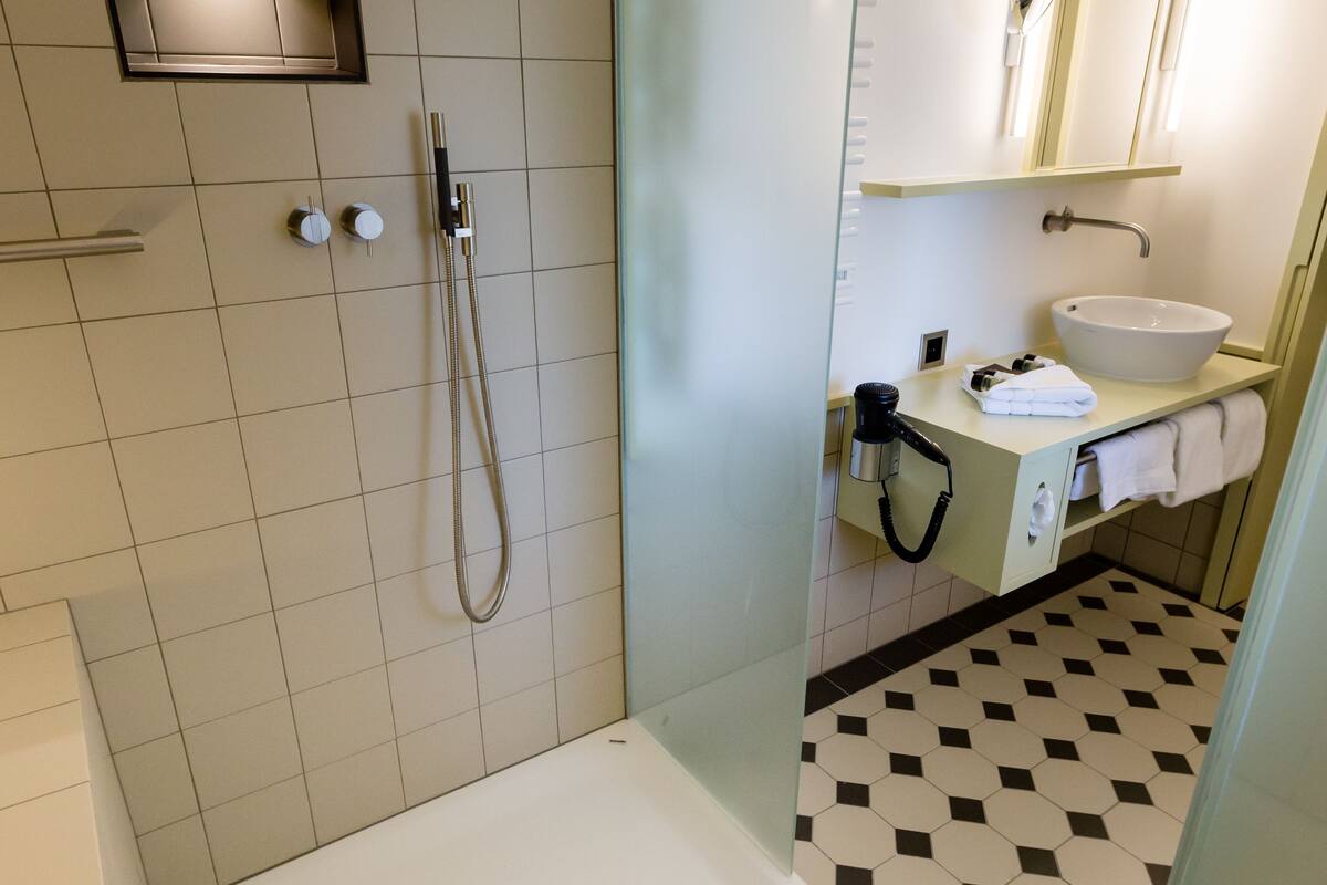 suite, 1 bedroom | bathroom | shower, free toiletries, hair dryer, bathrobes