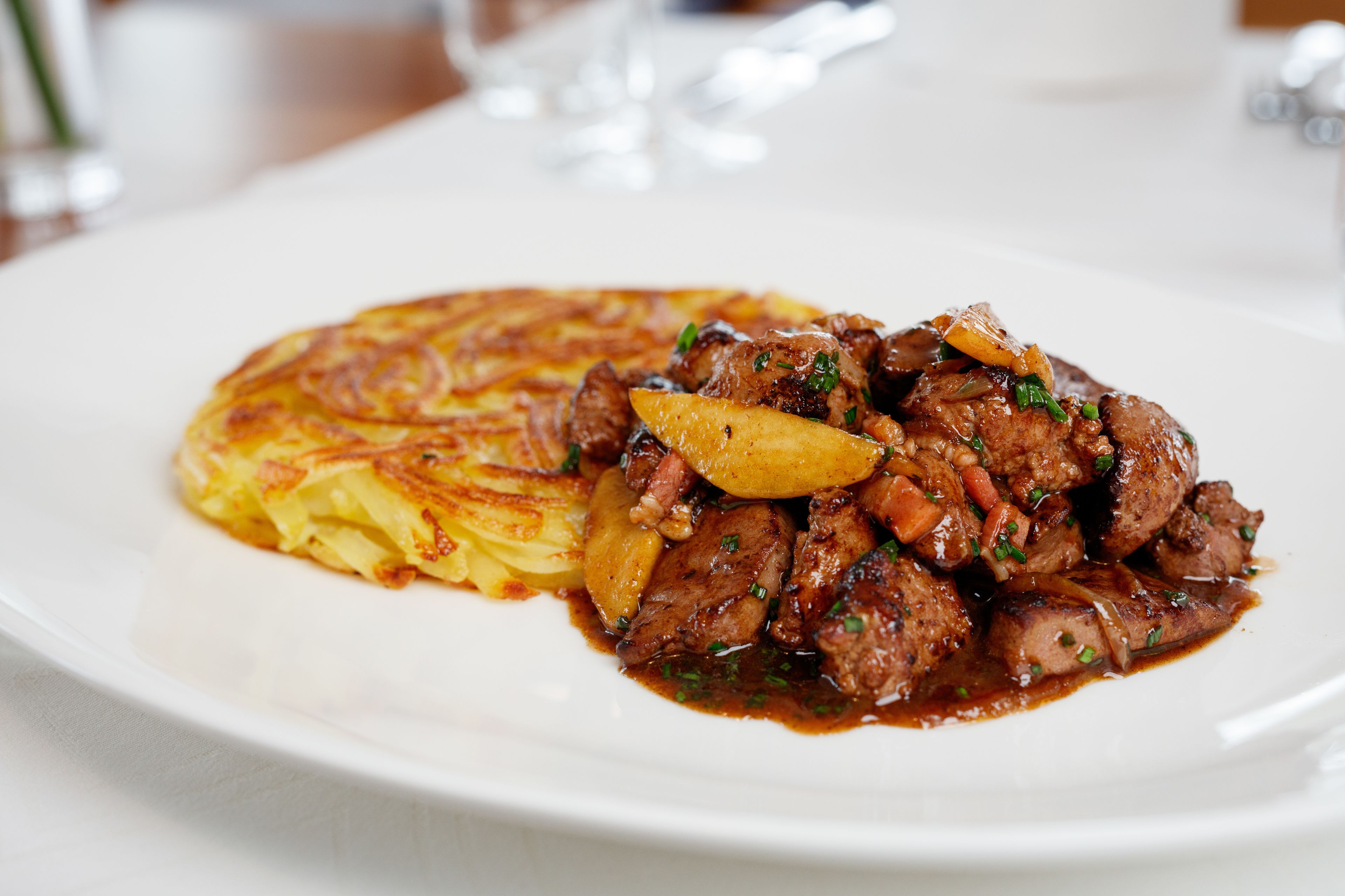 Een bord met eten, een steak en aardappelen.