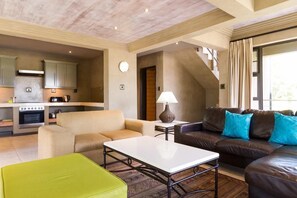 42-tums tv med satellitkanaler och eldstad