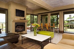 42-tums tv med satellitkanaler och eldstad