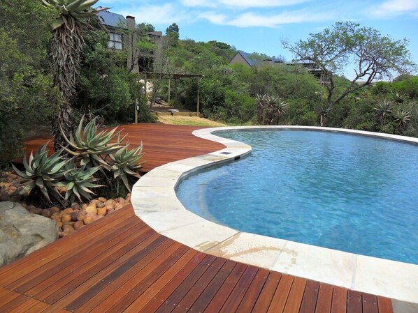 Una piscina al aire libre
