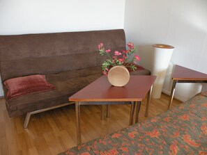 Chambre quadruple, salle de bains commune | Bureau, accès au Wi-Fi (inclus), literie fournie