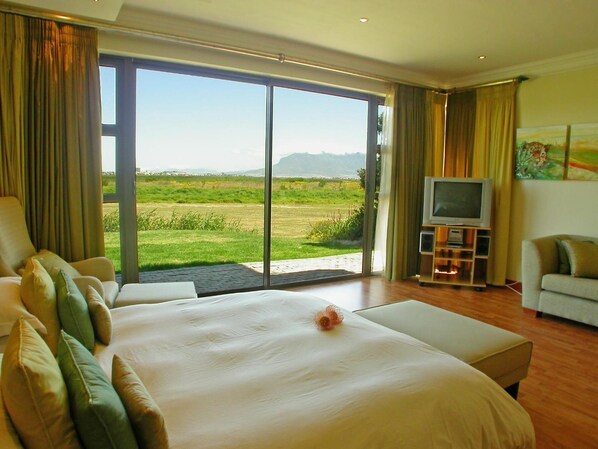 高档床上用品、迷你吧、办公桌、熨斗/熨衣板