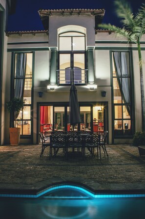 室外游泳池，日光浴躺椅