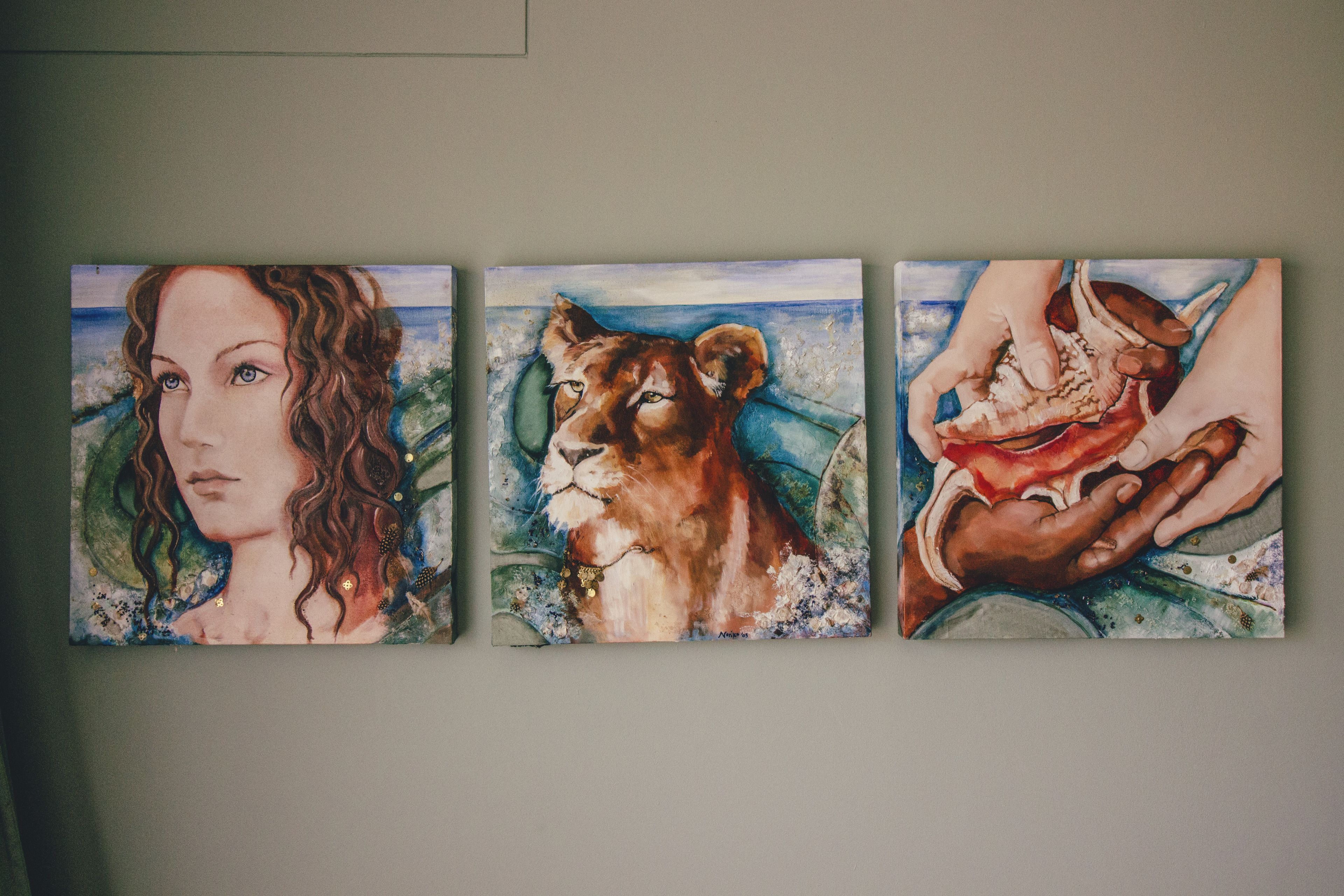 Drei Bilder an einer Wand.