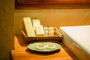 套房 | 浴室設施 | 淋浴/浴缸二合一、免費盥洗用品、吹風機、浴袍
