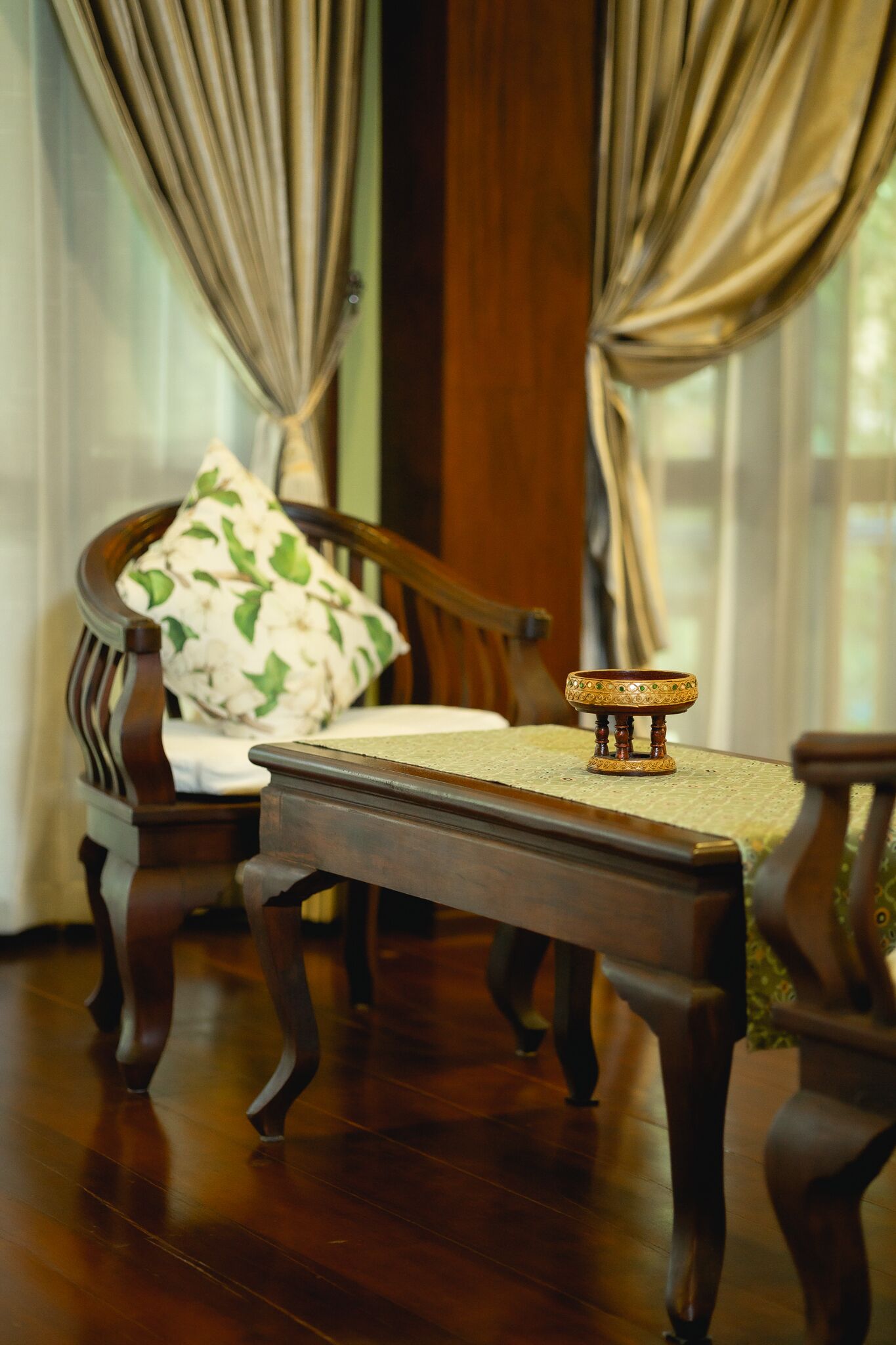 suite | living area | 32-inch lcd tv with cable channels, tv