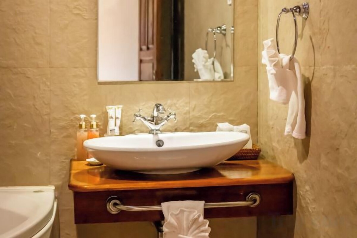Bathroom | Combined shower/tub, free toiletries, hair dryer, bathrobes