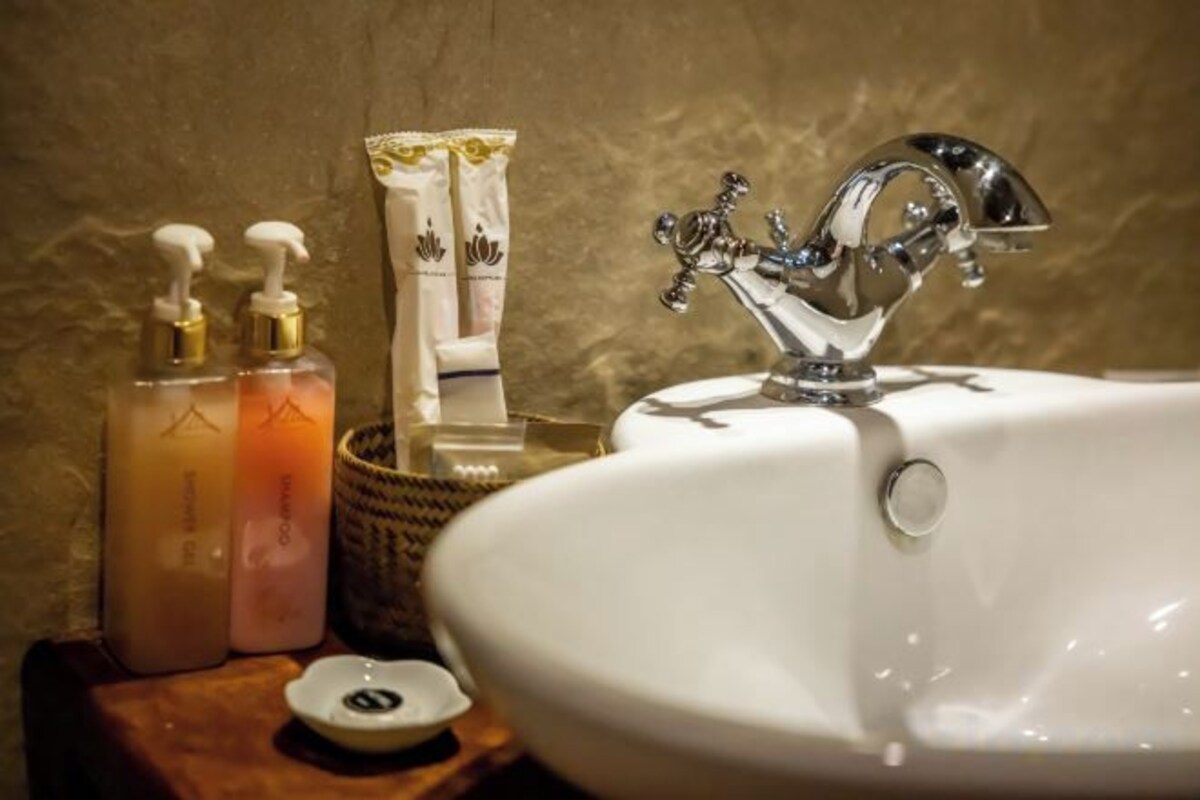 Bathroom | Combined shower/tub, free toiletries, hair dryer, bathrobes