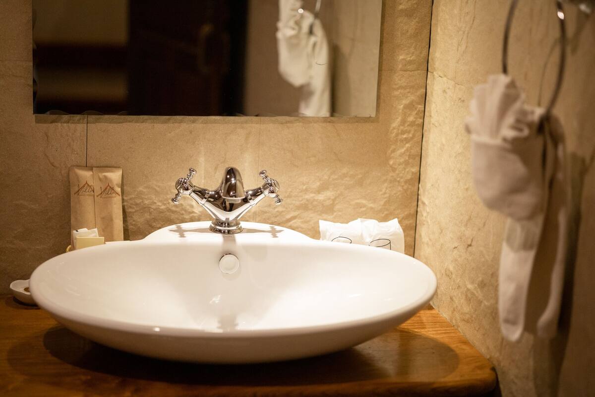 deluxe twin room | bathroom | combined shower/bathtub, free toiletries, hair dryer, bathrobes