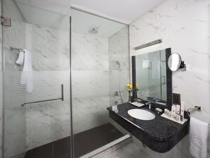 Shower, rainfall showerhead, free toiletries, hair dryer - Ramee Rose Hotel (Manama)