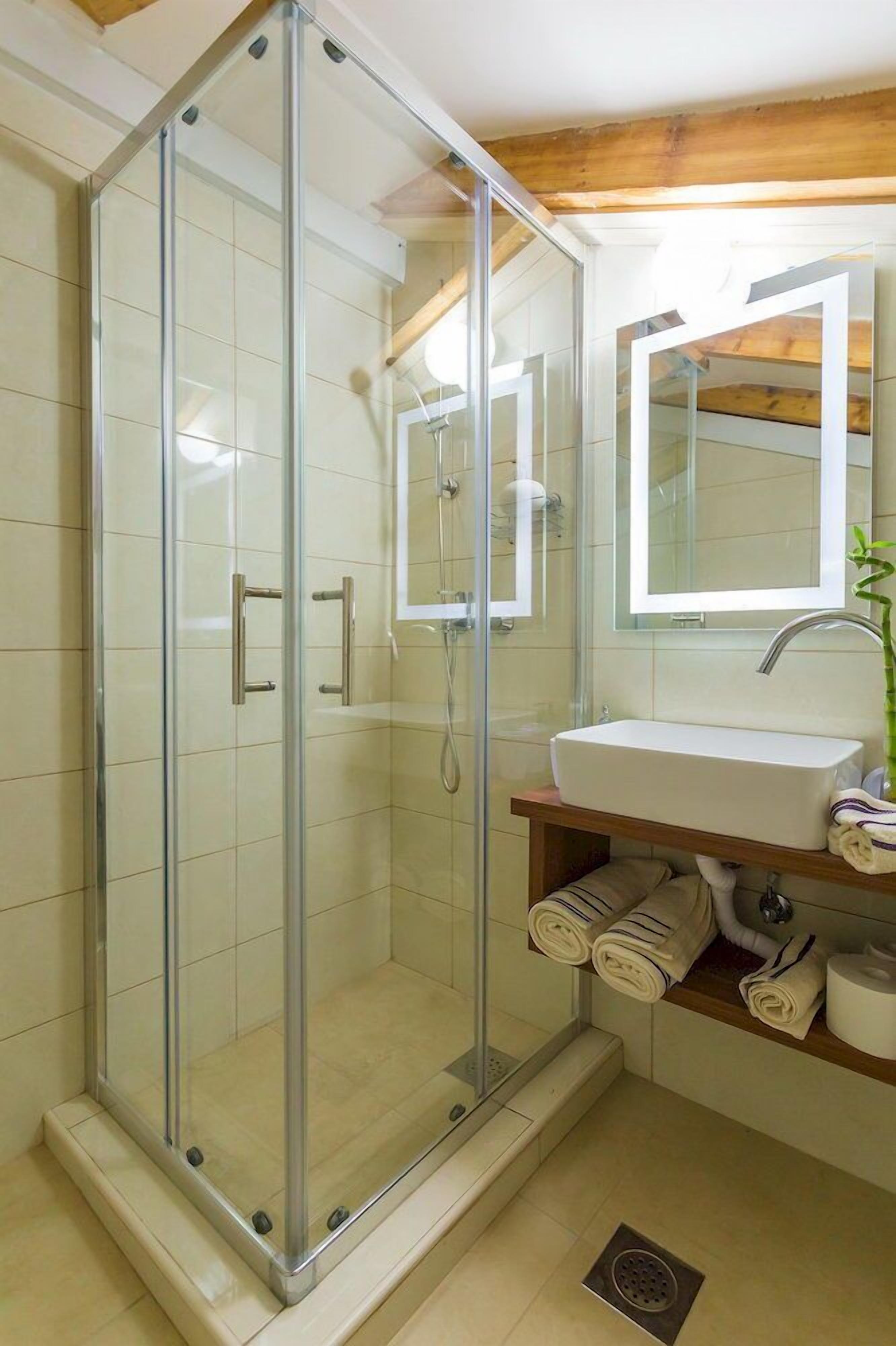 Superior Triple Room | Bathroom shower
