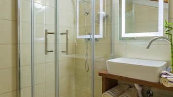Superior Triple Room | Bathroom shower