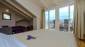 Minibar, desk, soundproofing, free WiFi