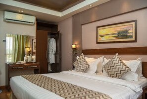 Premium bedding, Tempur-Pedic beds, in-room safe, desk - Ngong Hills Hotel (Nairobi)