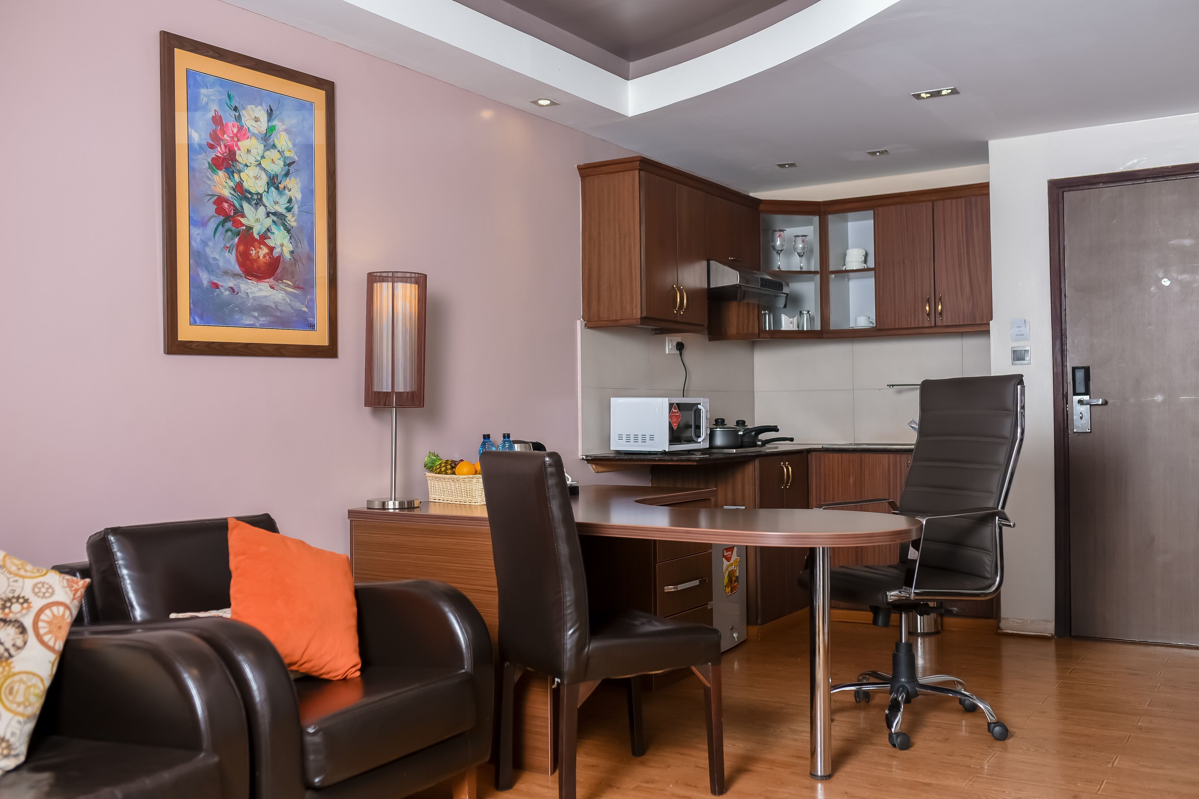 fridge, coffee/tea maker