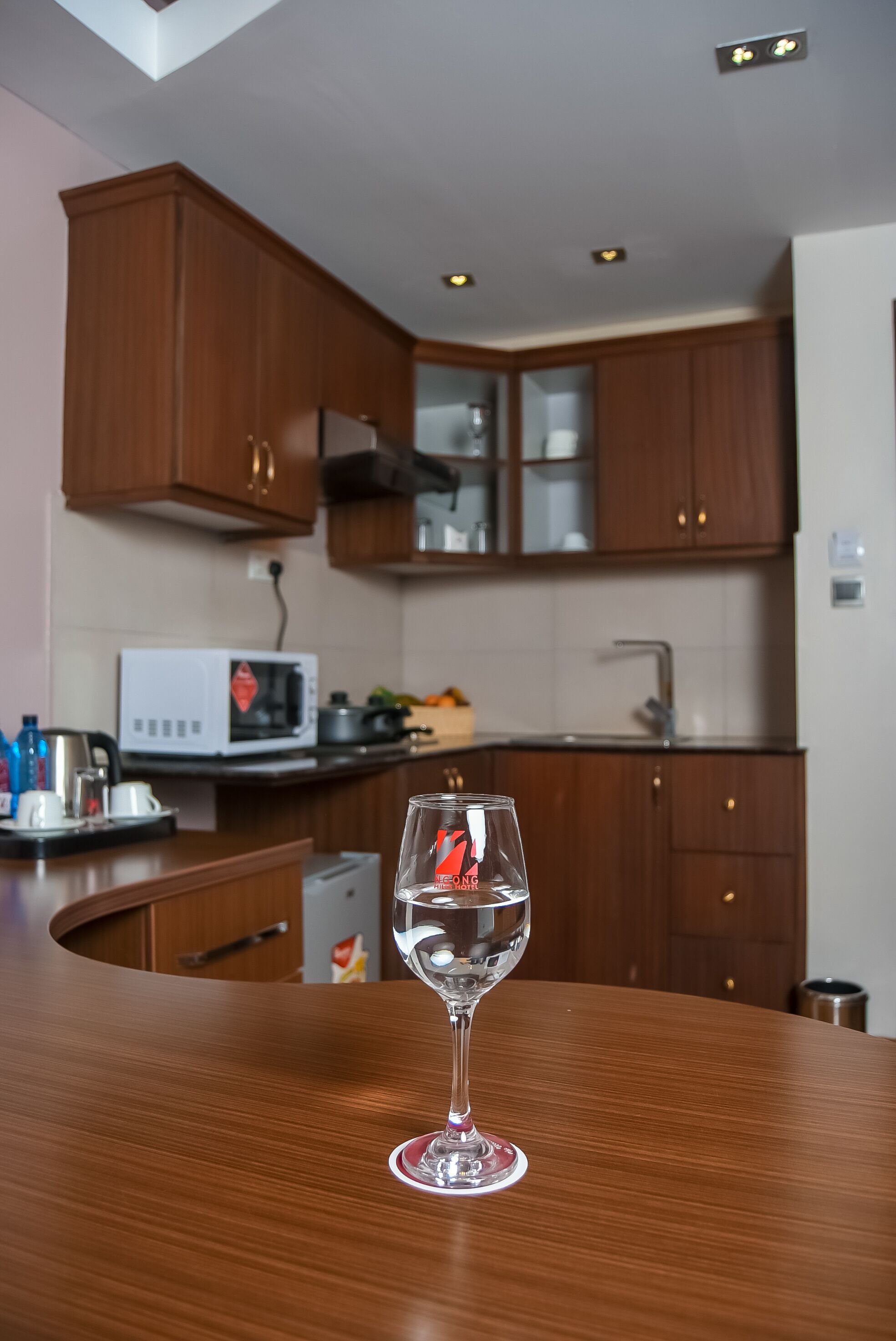 fridge, coffee/tea maker