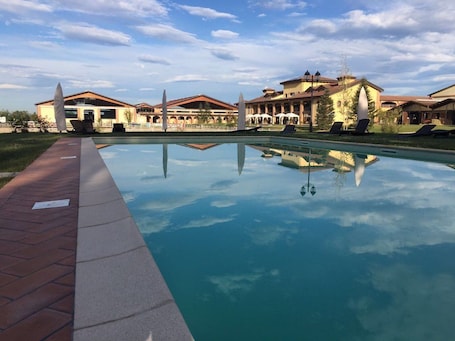 Seasonal outdoor pool, pool umbrellas, sun loungers. Agriturismo Il Boschetto