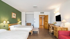 Tremannsrom, balkong | Minibar, safe på rommet, skrivebord og wi-fi (inkludert)