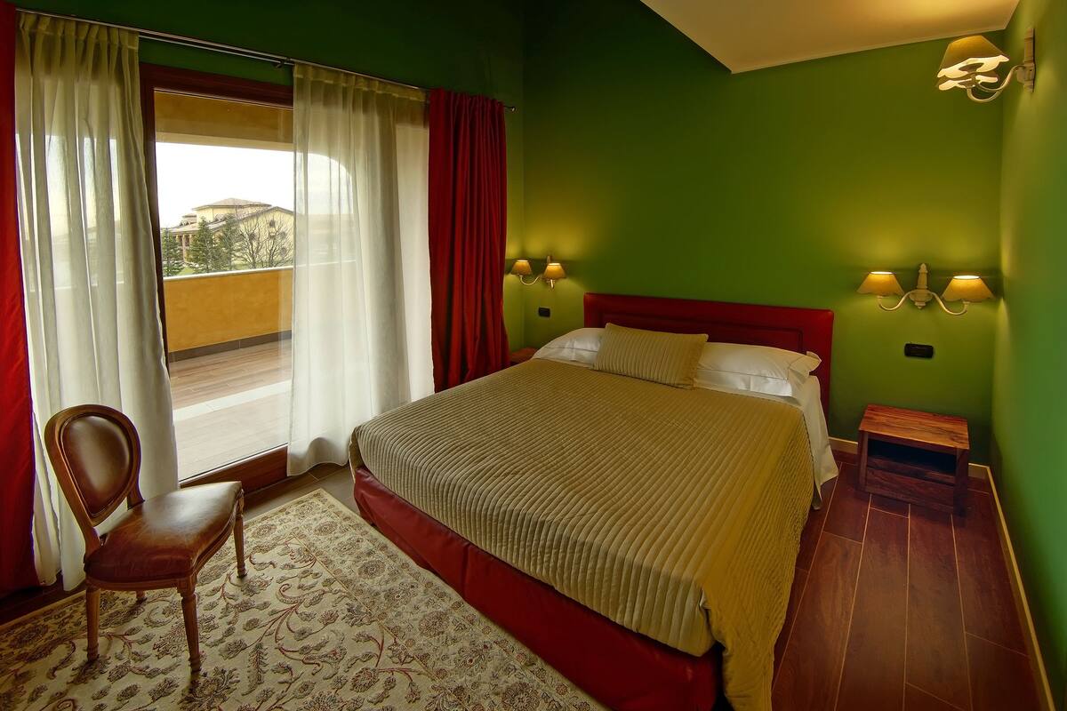 Quarto casal standard, sacada | Frigobar, cofres nos quartos, escrivaninha, Wi-Fi de cortesia