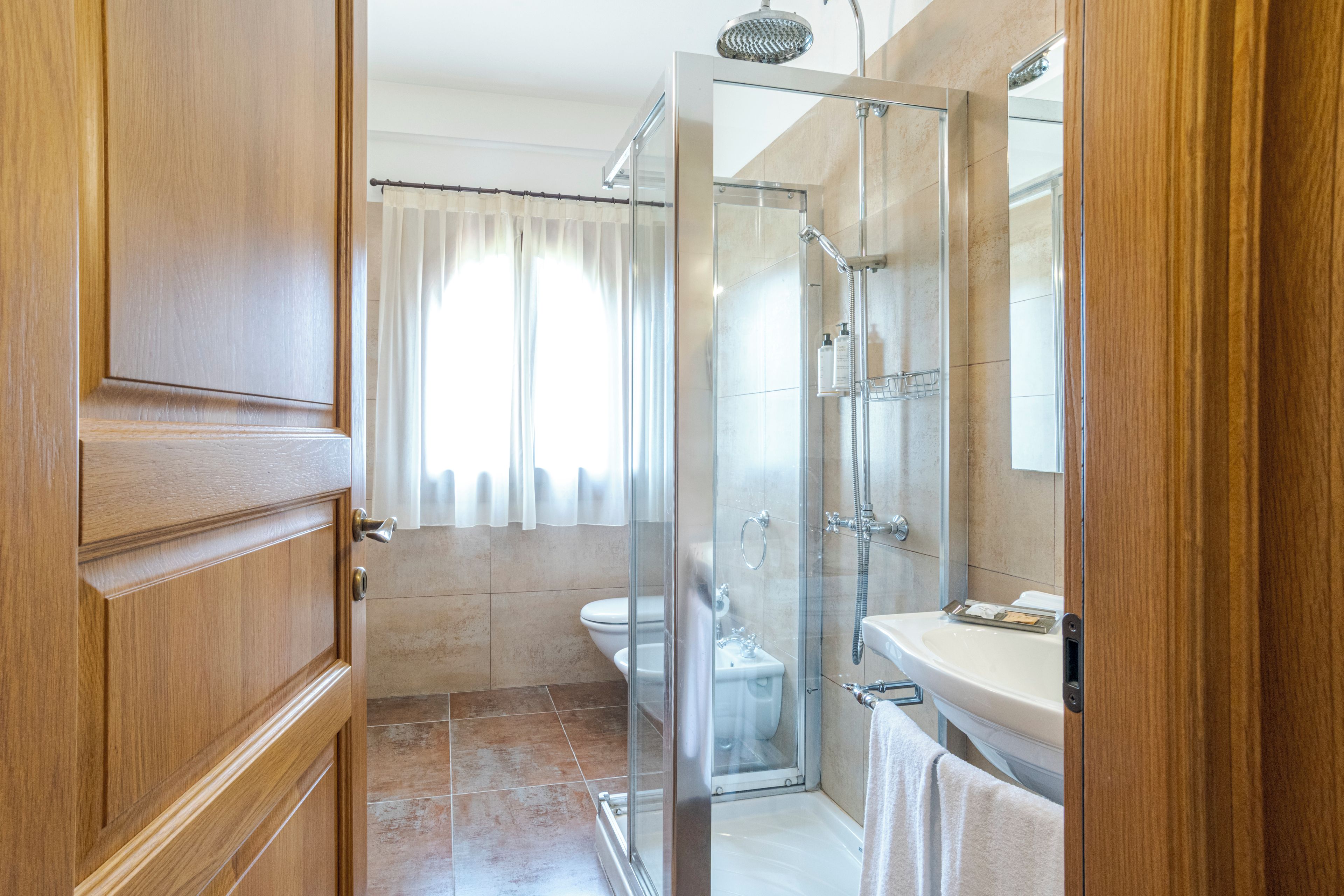 Classic Double Room | Bathroom | Free toiletries, hair dryer, bidet, towels