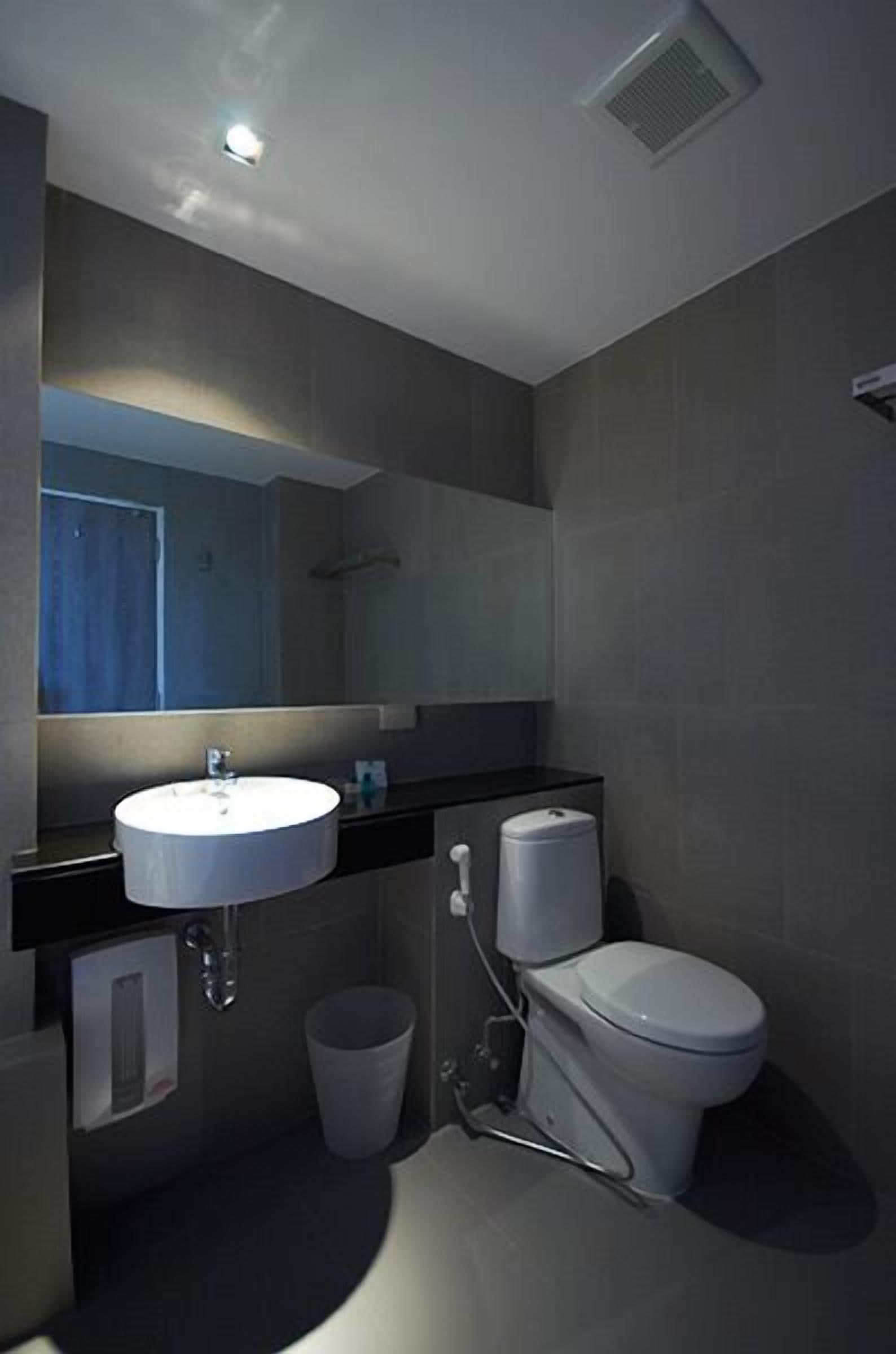 suite, 1 bedroom | bathroom | free toiletries, hair dryer, towels