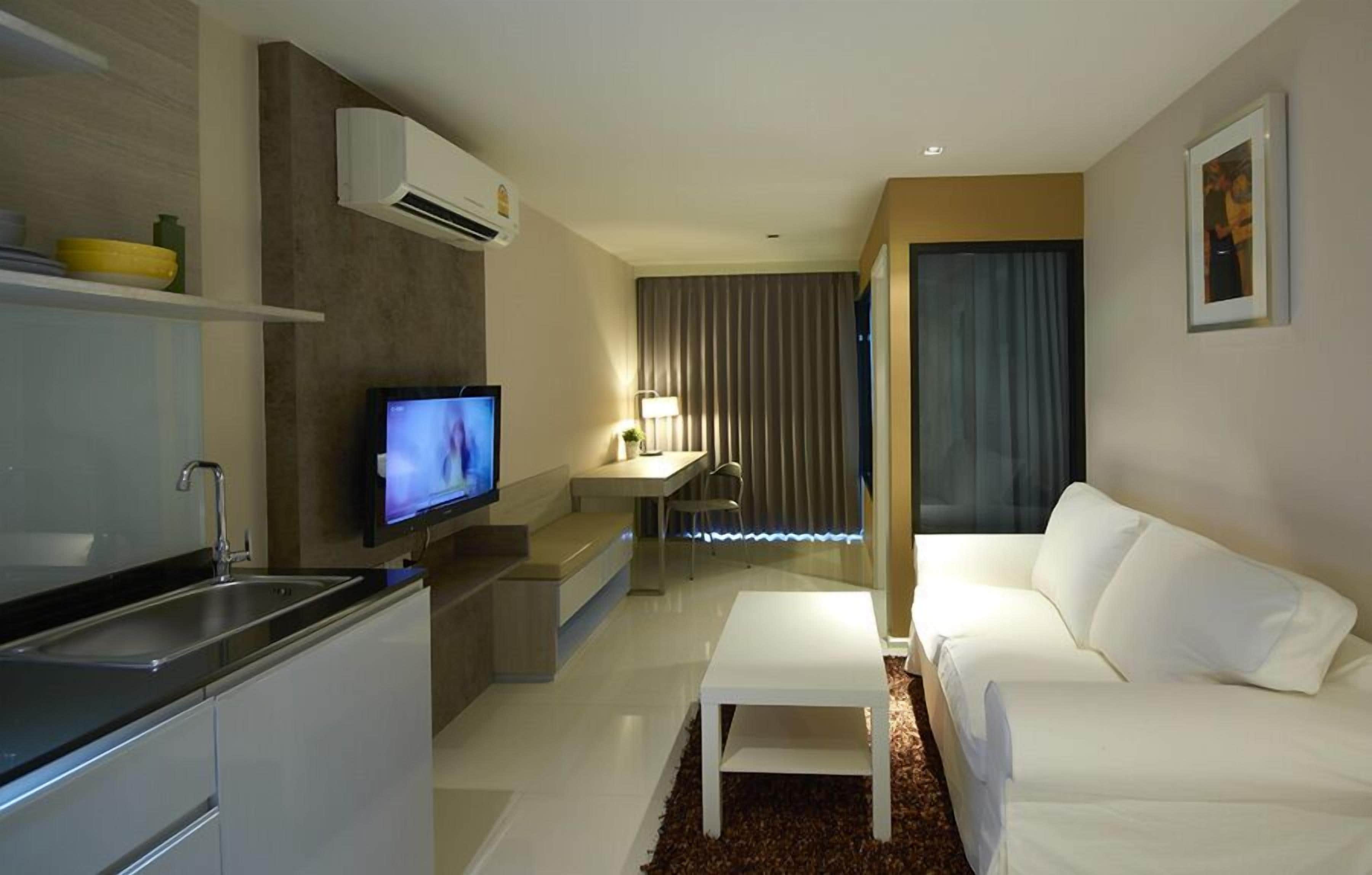 suite, 1 bedroom | living area | 32-inch lcd tv with cable channels, tv