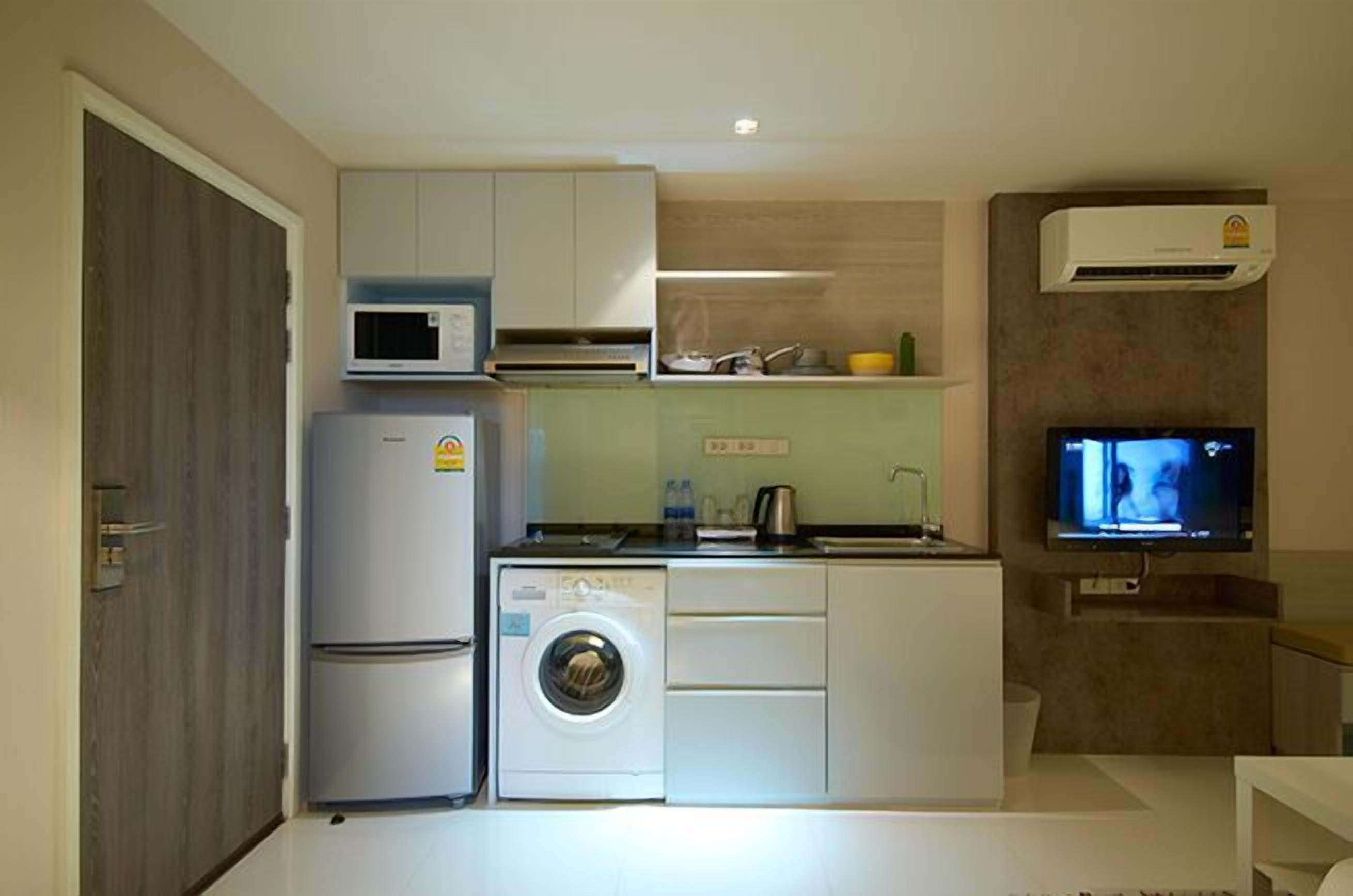 suite, 1 bedroom | private kitchenette | fridge, coffee/tea maker