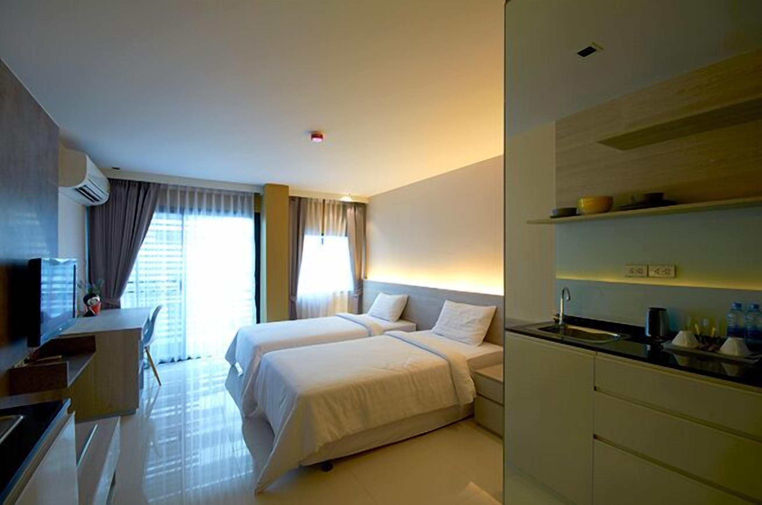 studio twin | blackout curtains, free wifi