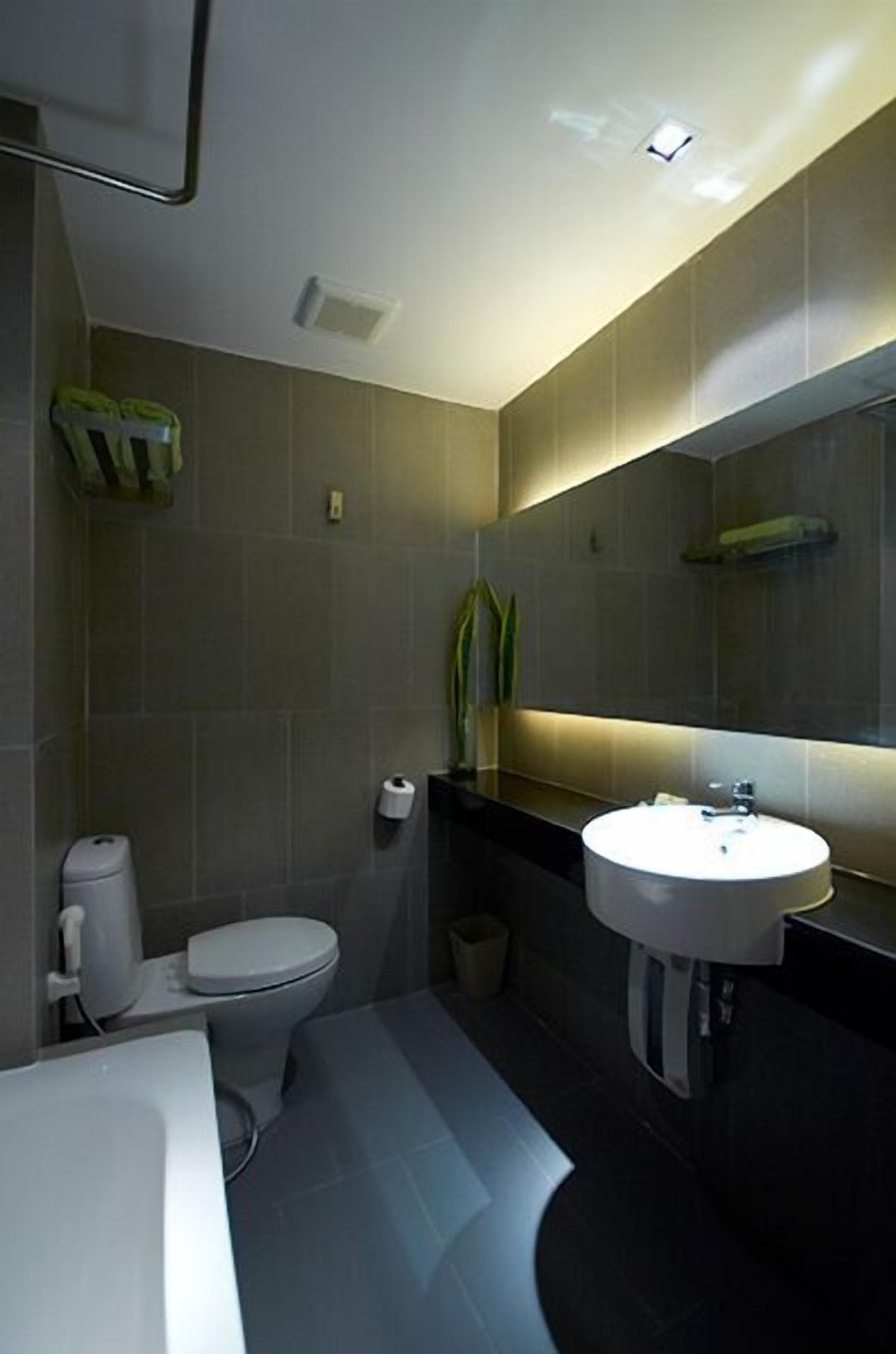 suite, 2 bedrooms | bathroom | free toiletries, hair dryer, towels