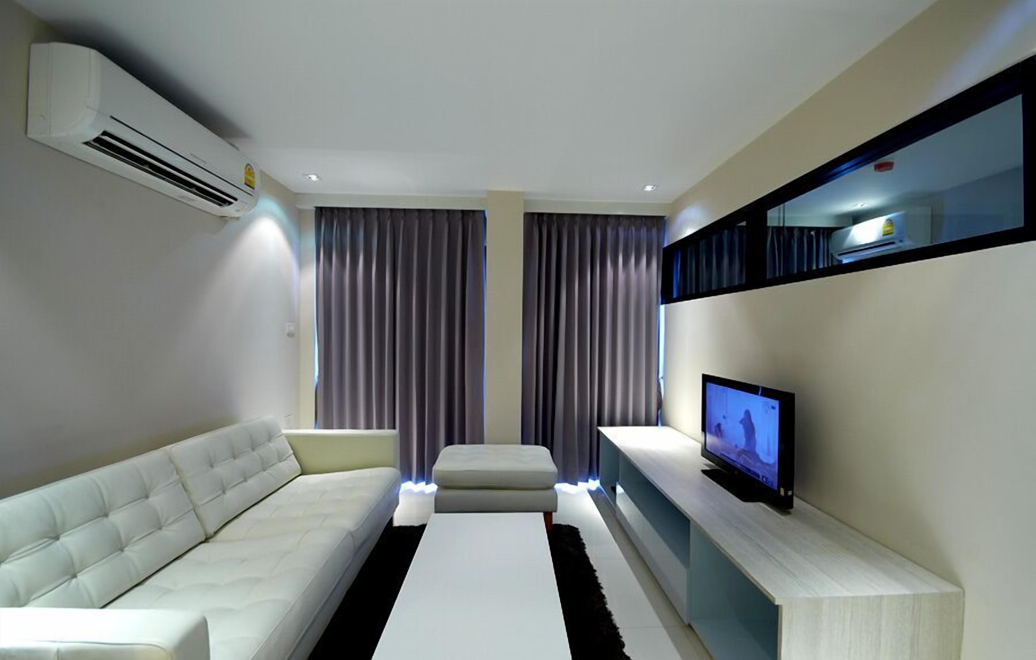 suite, 2 bedrooms | living room | 32-inch lcd tv with cable channels, tv