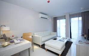 Suite, 2 habitaciones | Sala de estar | Televisión LCD de 32 pulgadas con canales por cable y televisión