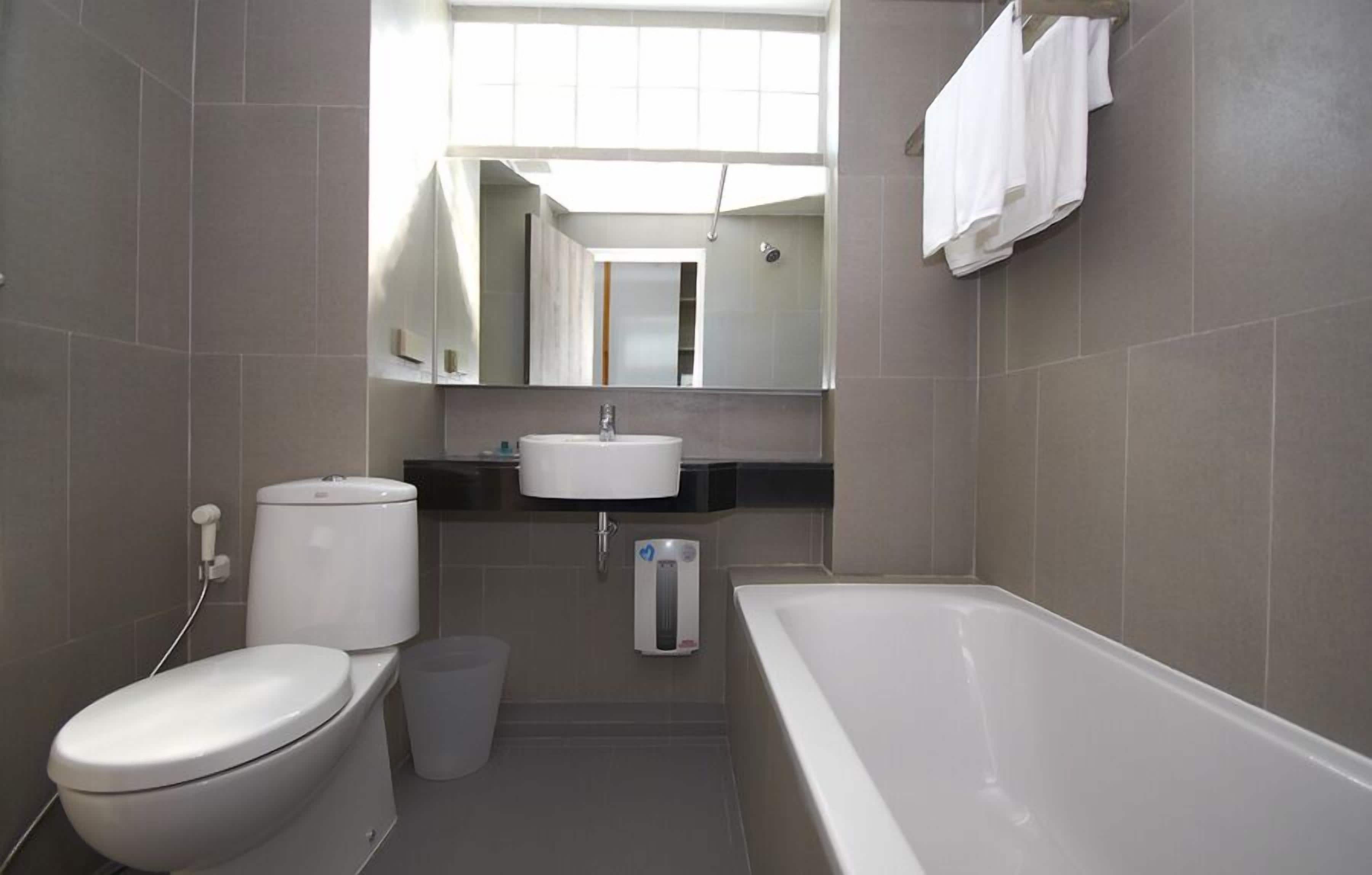suite, 2 bedrooms | bathroom | free toiletries, hair dryer, towels