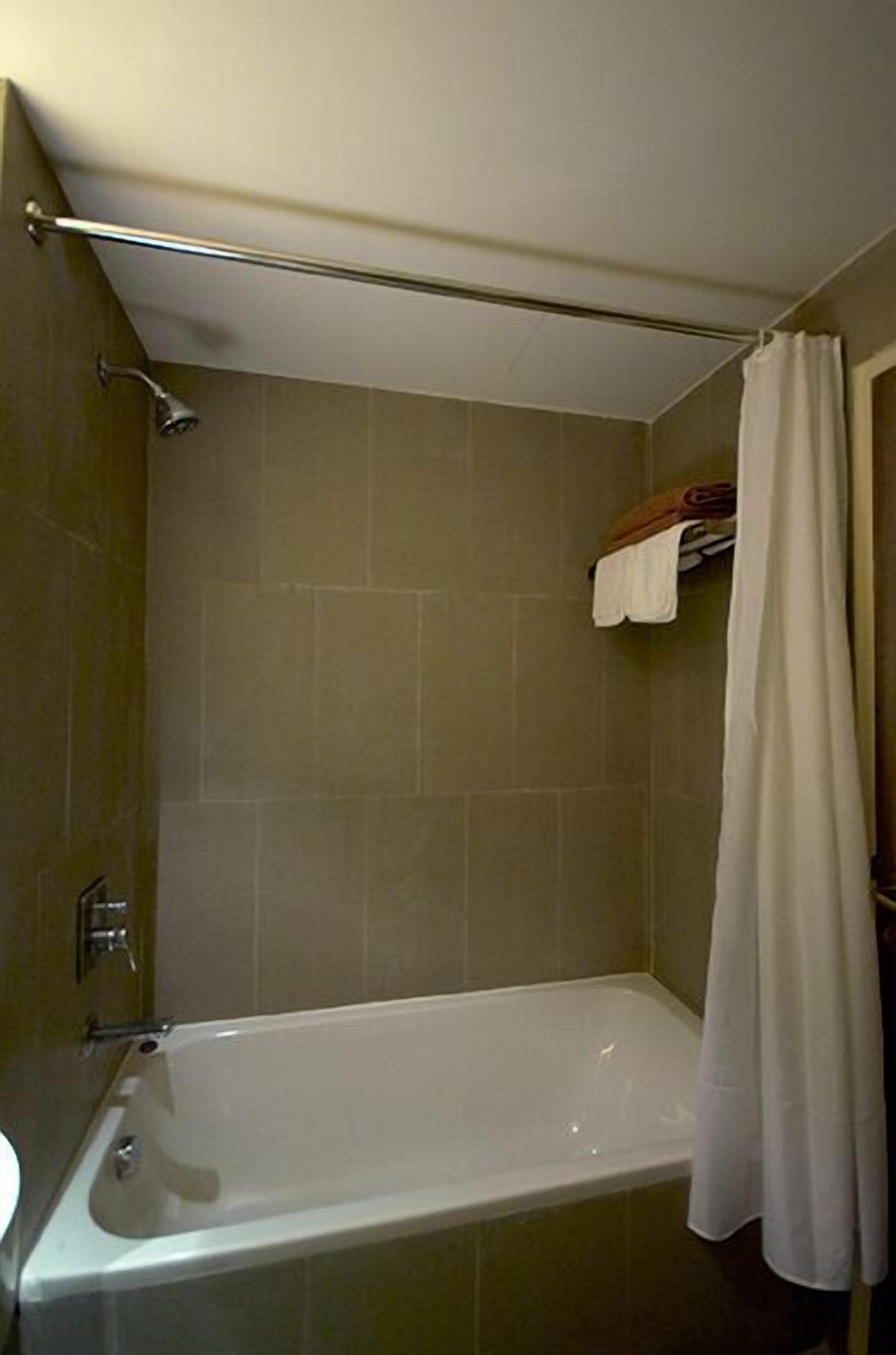 studio twin | deep-soaking bathtub