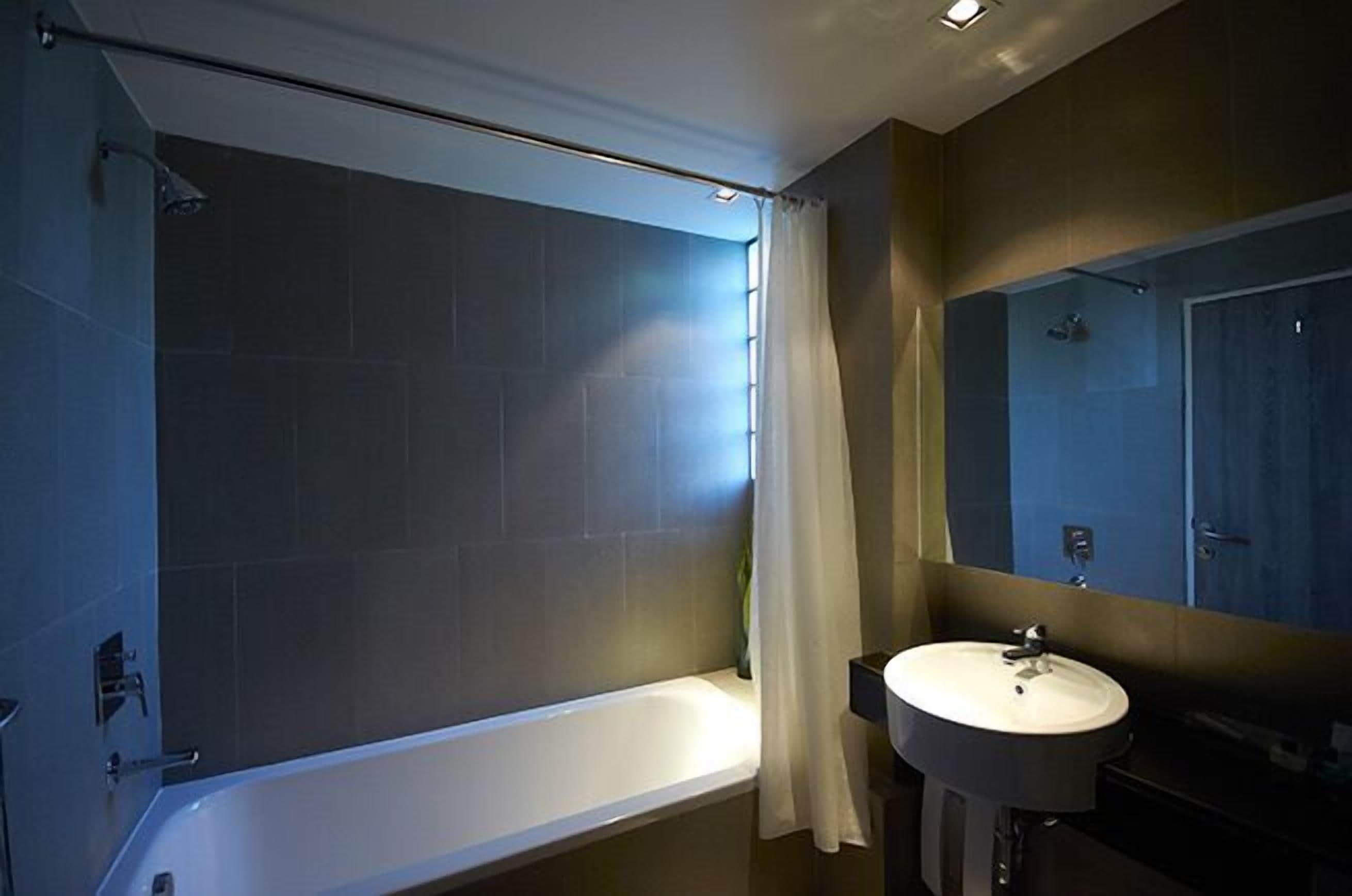 suite, 1 bedroom | bathroom | free toiletries, hair dryer, towels