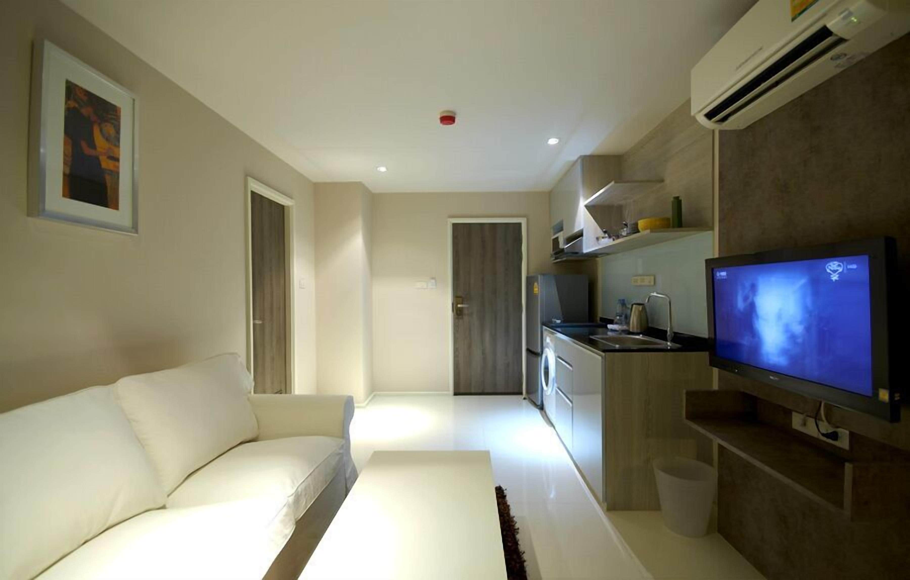 suite, 1 bedroom | living area | 32-inch lcd tv with cable channels, tv