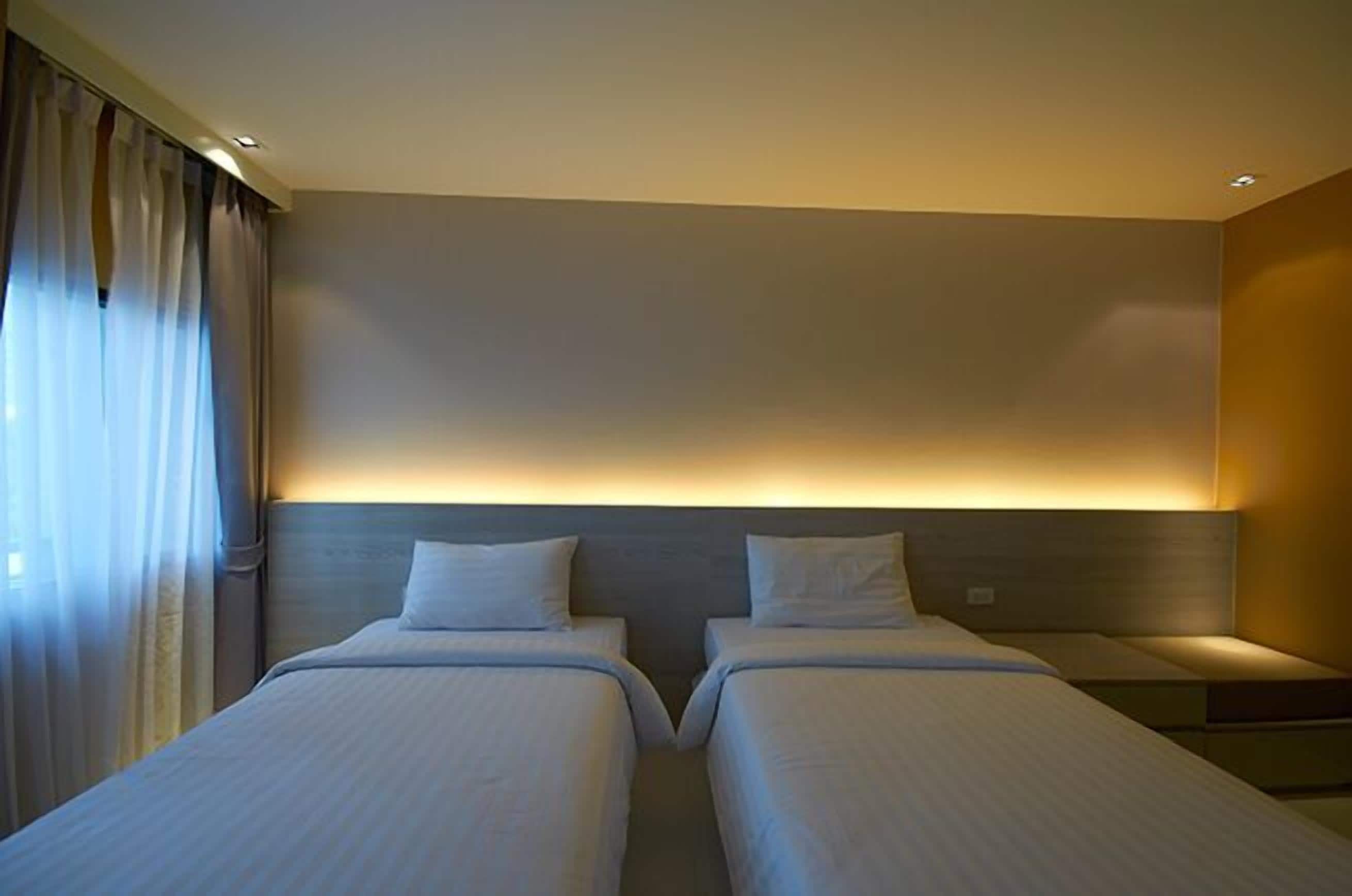 studio twin | blackout curtains, free wifi