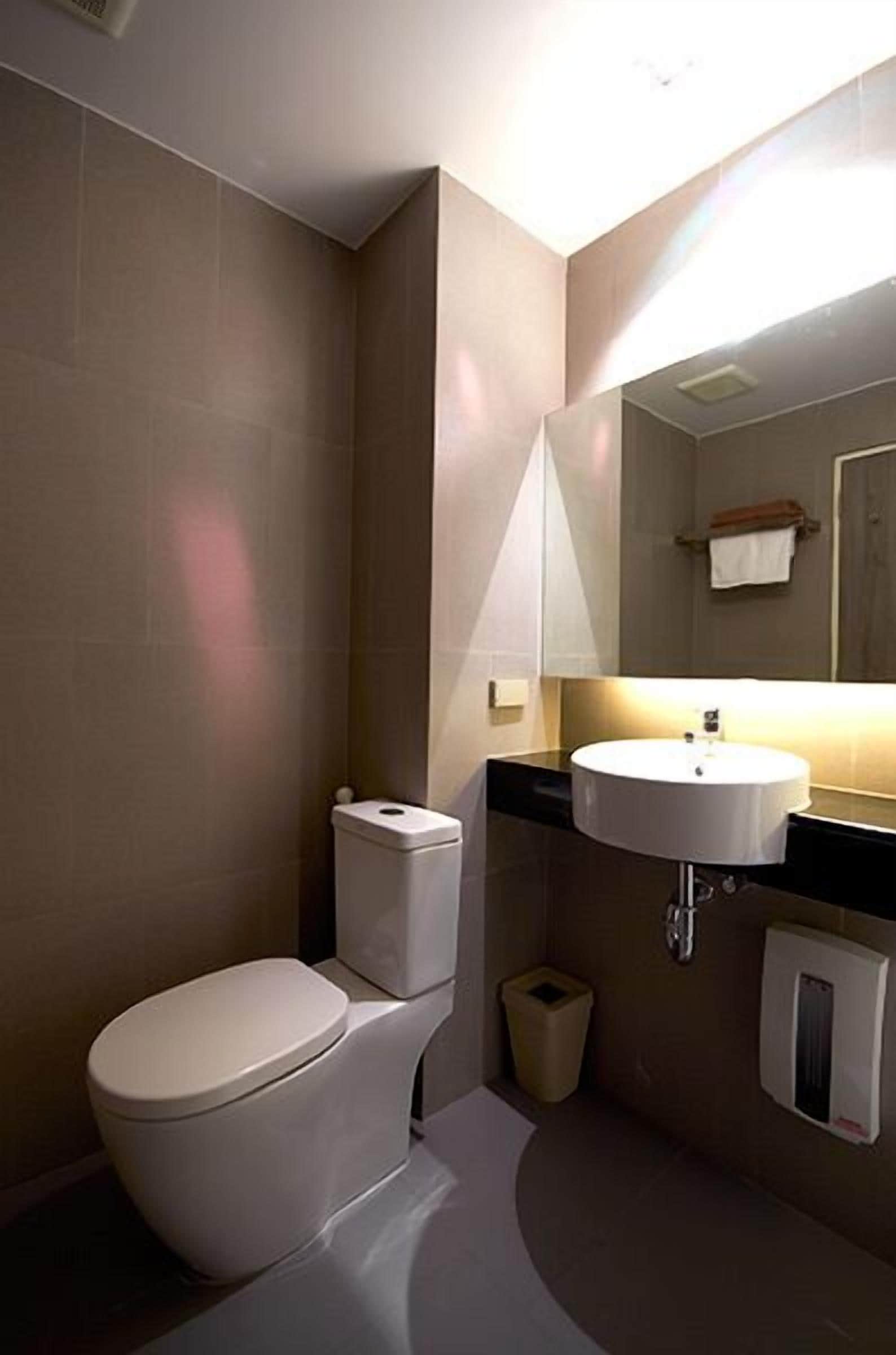 studio, 1 double bed | bathroom | free toiletries, hair dryer, towels