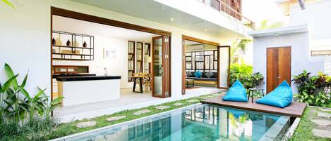 Luksushuvila, 1 makuuhuone, tupakointi sallittu, näköala uima-altaalle | Ulkouima-allas | Sisäuima-allas, aurinkotuoleja